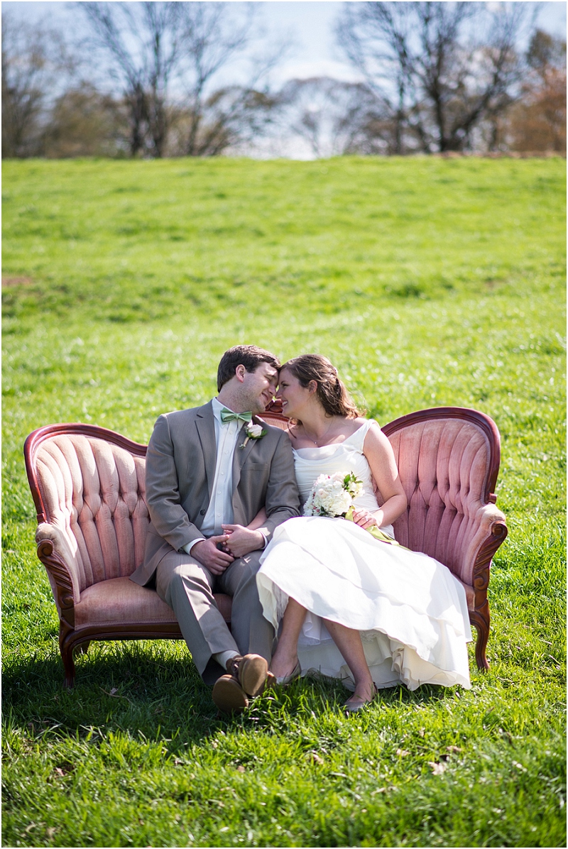vintage couch in a field wedding | Photography by Laura Barnes Photo