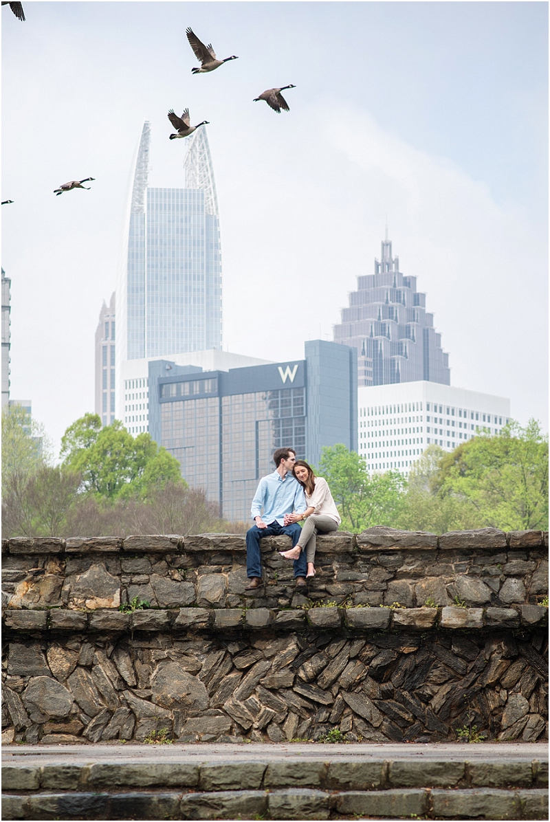 Piedmont Park Atlanta engagement session | Photography by Laura Barnes Photo