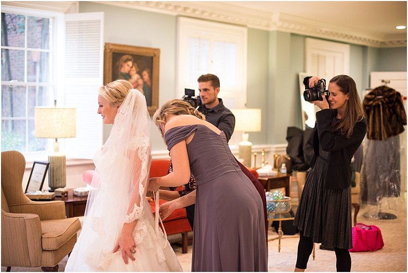 tips for being a second photographer at weddings | Photography by Laura Barnes Photo